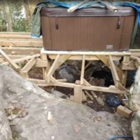 Réalisation création du support pour le spa et la terrasse en lamelles en bois à Itteville