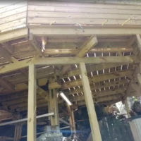 Réalisation dessous d une terrasse montrant les supports et les travaux de menuiserie extérieure