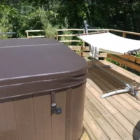 Réalisation achèvement de la terrasse en bois en terrain caillouté