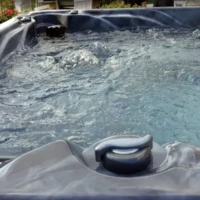 Réalisation Spa jacuzzi en eau avec commandes intégrées et buses visibles