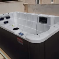 Réalisation Vue intérieure d’un spa avec buses de massage à Courcelles