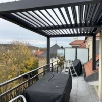 Réalisation pergola bioclimatique moderne et sur mesure protégeant un jacuzzi à ballainvilliers