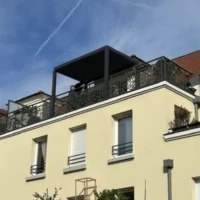 Réalisation pergola bioclimatique sur mesure sur une copropriété à Ballainvilliers