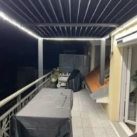 Réalisation pergola bioclimatique installée sur terrasse avec jacuzzi lumineux à Ballainvilliers en Essonne