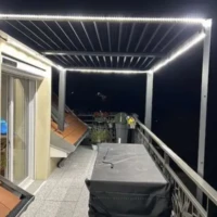 Réalisation pergola bioclimatique avec jacuzzi lumineux à Ballainvilliers sur une terrasse