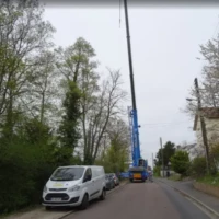 Réalisation grue transportant le spa de nage au dessus des arbres à Mereville